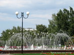 Большой светомузыкальный фонтан напротив Театра оперы и балета является украшением Центральной площади.
