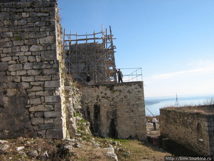 Строящаяся новая-старинная башня. Новый Афон, Абхазия