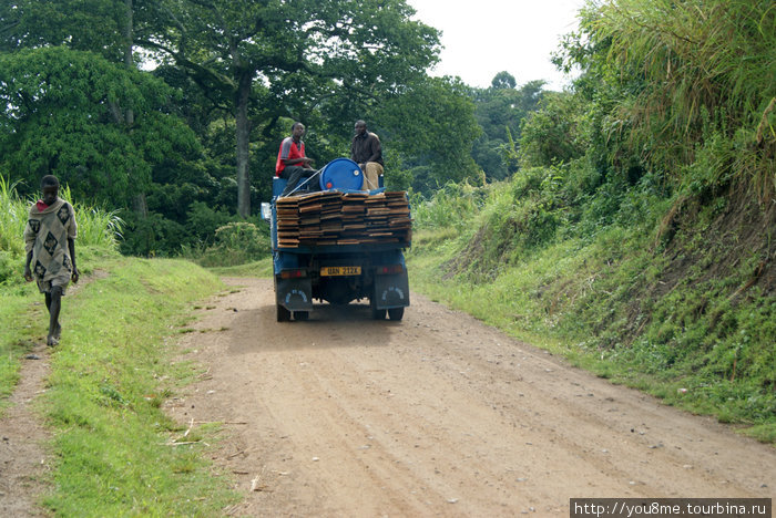 девушка и грузовик Рвензори Маунтинс Национальный Парк, Уганда
