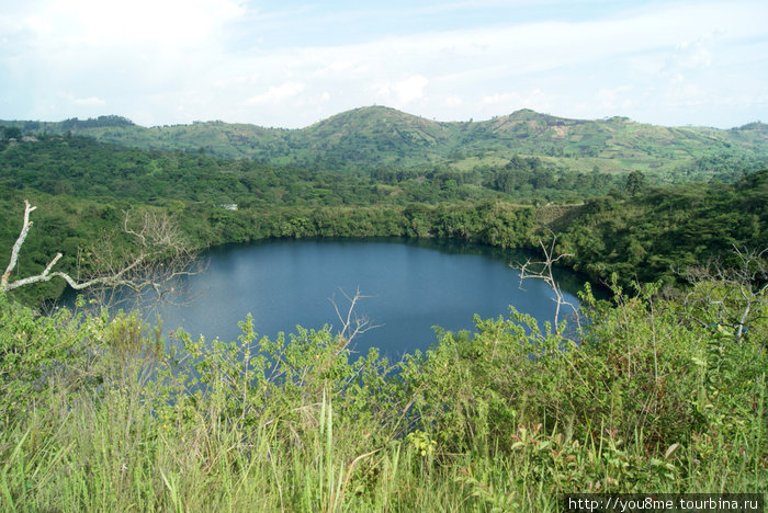 озеро среди гор Рвензори Маунтинс Национальный Парк, Уганда