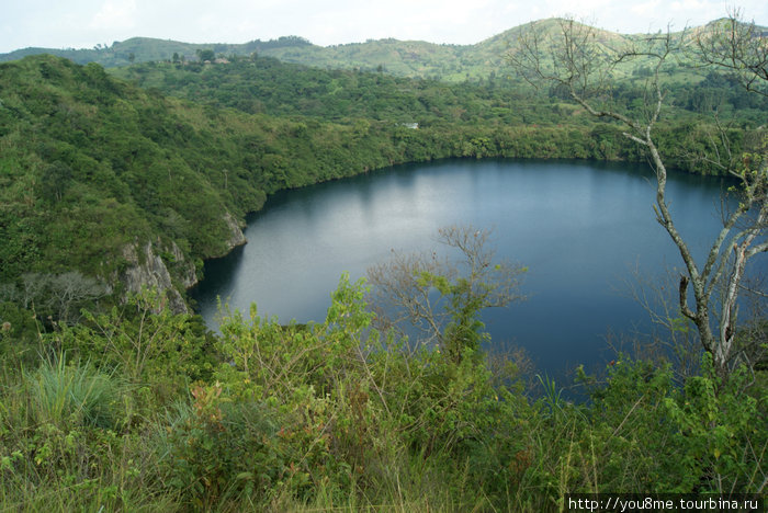 озеро с синей водой Рвензори Маунтинс Национальный Парк, Уганда