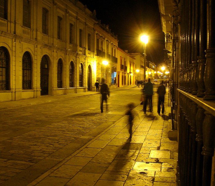 вечерний и ночной город запомнился мне в желтом цвете Оахака, Мексика