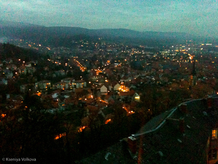 Вид на ночной городок Вернигероде и горы Гарца. Вернигероде, Германия