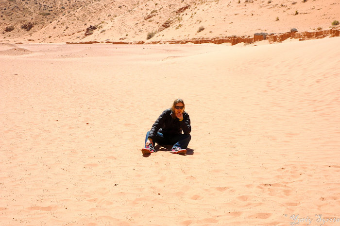 Это моя жена в пустыне на дальнем конце каньона. Пэйдж, CША