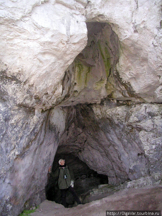 Грот в скале Дыроватый Камень Нижние Серги, Россия