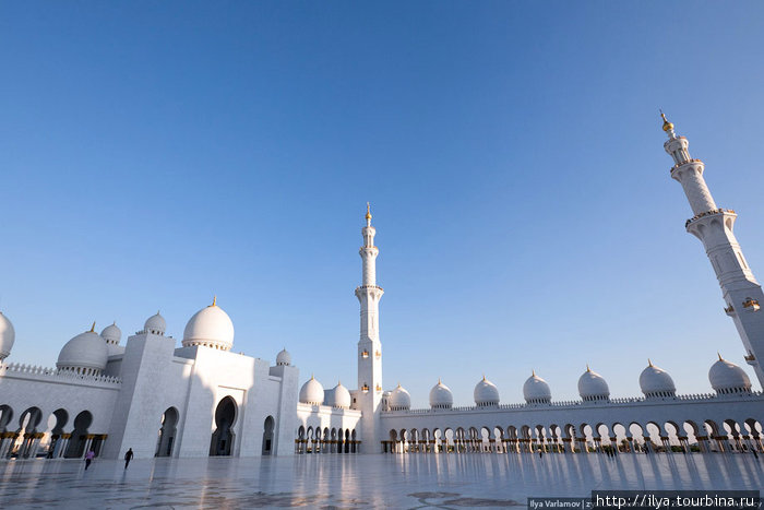По четырём углам мечети стоят четыре минарета, которые возвышаются приблизительно на 115 метров. Абу-Даби, ОАЭ