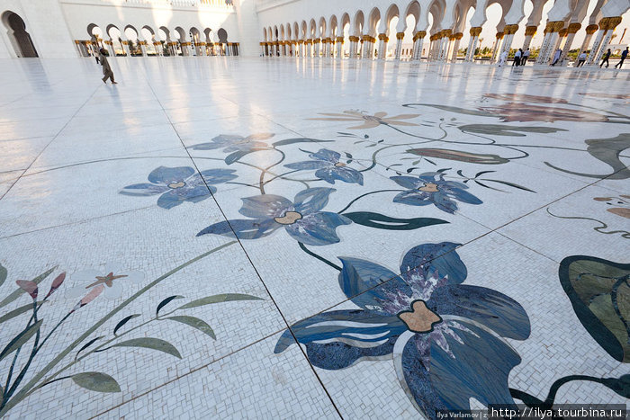 Стоит отметить, что огромный цветочный узор — это мозаика из разных пород мрамора. Абу-Даби, ОАЭ