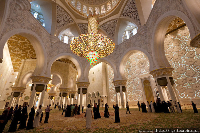 В мечети висит самая большая люстра. Семь медных позолоченных люстр были импортированы из Германии. Самая большая люстра имеет 10-метровый диаметр и 15-метровую высоту. Абу-Даби, ОАЭ