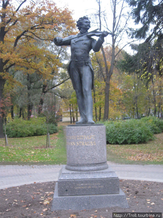 Памятник Иоганну Штраусу Павловск, Россия