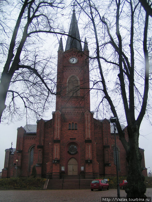 Здание церкви со стороны главной улицы Ловииса, Финляндия