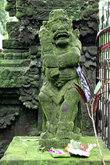 Зазеленевший каменный идол