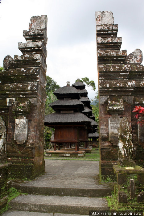 Расколотые ворота Бали, Индонезия