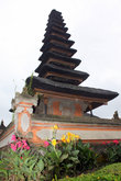 Многоярусная пагода в храме Улан Дану
