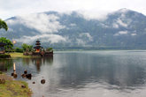 Озеро Барантан и горы в облаках