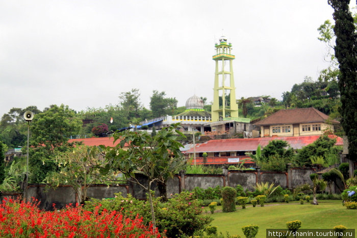 Мечеть построили неподалеку от храма Улан Дану Бали, Индонезия