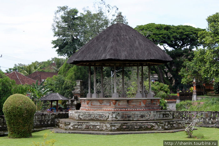 Беседка в храме Таман Аюн Убуд, Индонезия