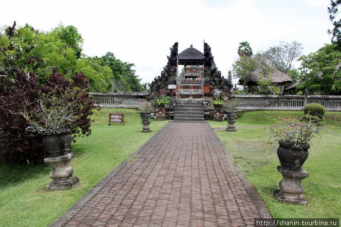 Дорога к воротам во второй двор Убуд, Индонезия