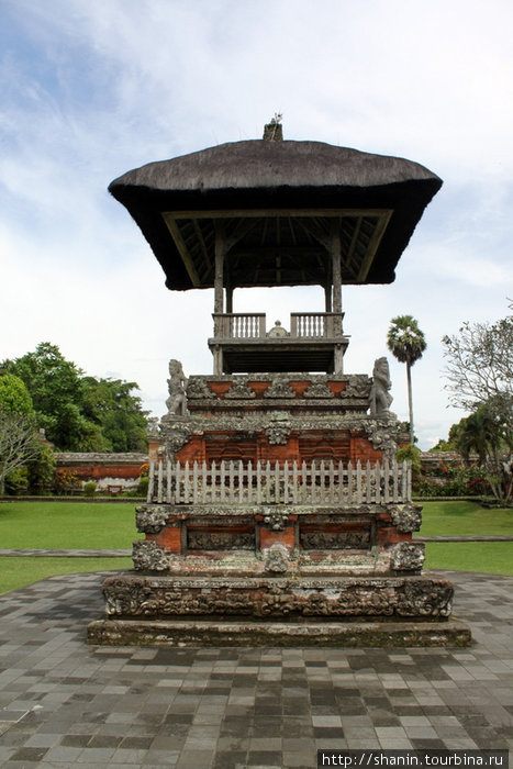 Башня под соломенной крышей Убуд, Индонезия