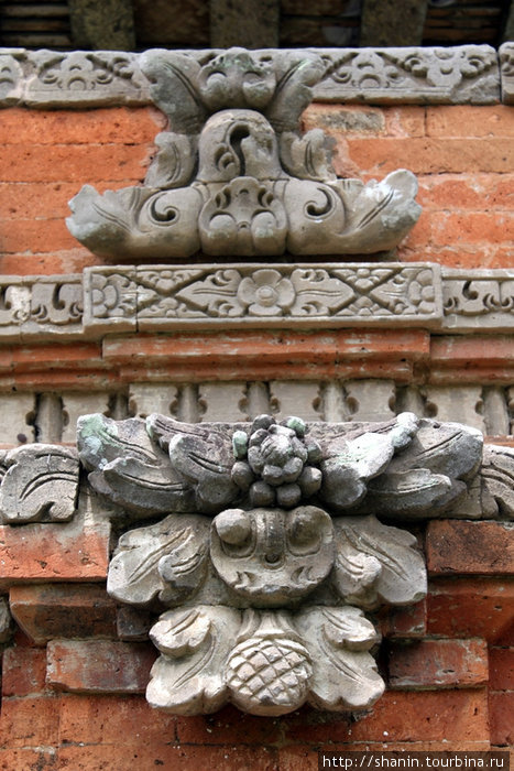 Кирпичная стена и бетонные украшения Убуд, Индонезия