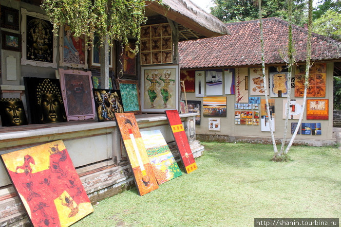 Картины на продажу — прямо в храме Убуд, Индонезия