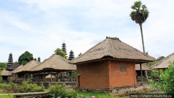 Храмы под соломенными крышами Убуд, Индонезия
