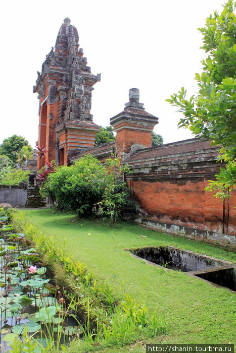 Лужайка у стены храма Убуд, Индонезия