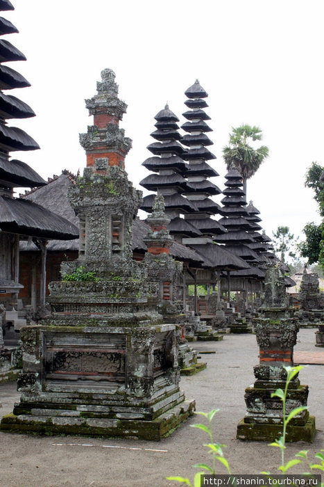 Пагоды а территории храма Таман Аюн Убуд, Индонезия