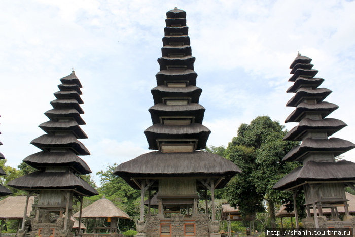 Три многоярусные пагоды в храме Таман Аюн Убуд, Индонезия
