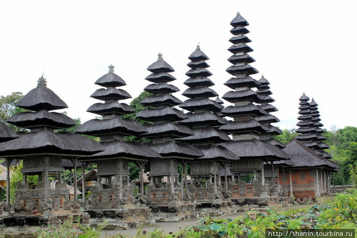 Пагоды, пагоды, пагоды... в храме Таман Аюн Убуд, Индонезия