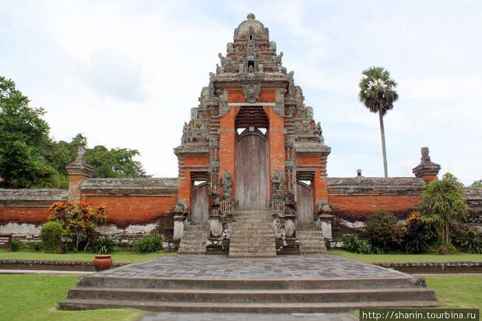 Стена и ворота храма Таман Аюн Убуд, Индонезия