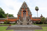 Стена и ворота храма Таман Аюн