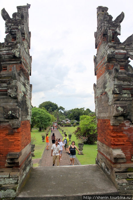 Паломники у входа в храм Убуд, Индонезия