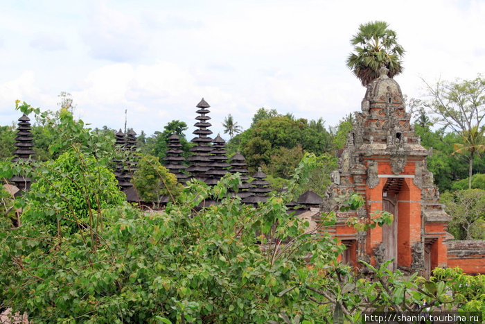 Вид на храм Таман Аюн с угловой башни Убуд, Индонезия