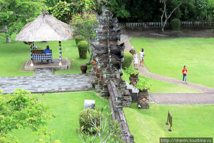 Вид с угловой башни на вход во второй двор Убуд, Индонезия