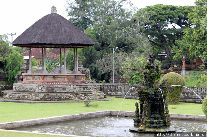 Фонтан в первом дворе храма Убуд, Индонезия