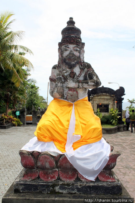 Задрапированное божество Танах-Лот, Индонезия