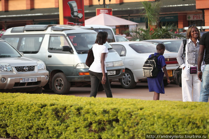 Национальная особенность женщин Уганды :) Кампала, Уганда