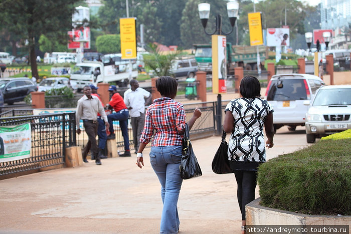 Национальная особенность женщин Уганды :) Кампала, Уганда