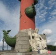 Скульптуры у оснований ростральных колонн символизируют великие русские реки — Волгу, Днепр, Неву и Волхов
