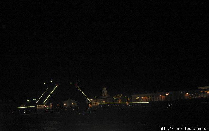 Развод Дворцового моста в ночном Петербурге — одно из самых красивых зрелищ Санкт-Петербург, Россия