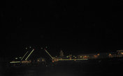 Развод Дворцового моста в ночном Петербурге — одно из самых красивых зрелищ