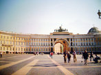 На Дворовую площадь можно попасть через Триумфальную арку Главного штаба (здание возведено по проекту архитектора Карла Росси в 1819-1829 гг.)