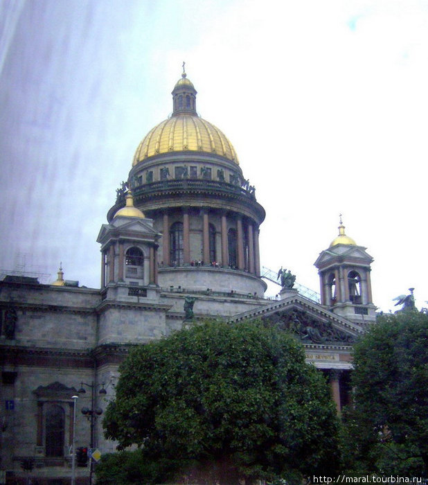 Исаакиевский собор (построен в 1818 — 1858 гг., архитектор Огюст Монферран) — один из самых заметных (в буквальном смысле) символов Санкт-Петербурга
