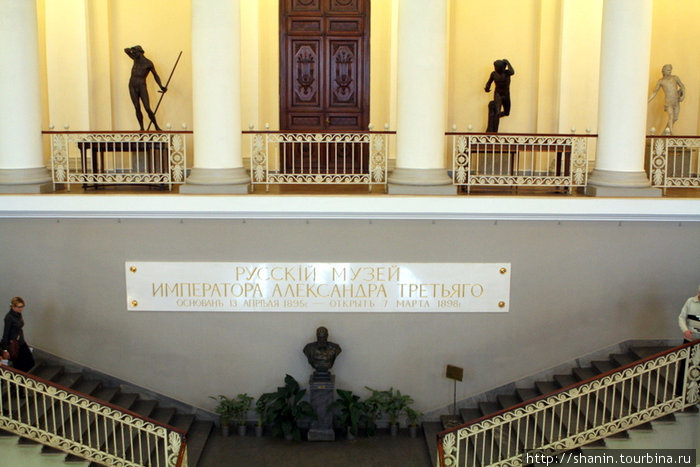 На парадной лестнице Санкт-Петербург, Россия