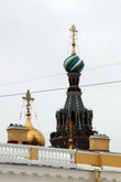 Верхушка церкви Спаса на Крови возвышается над зданием Русского музея