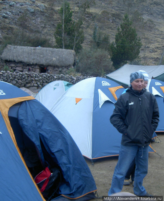 Здесь, на высоте 3500 м и заночевали. Уже сейчас прохладно, а ночью был мороз. Регион Куско, Перу