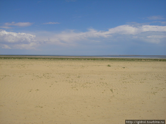 Западный берег Арала на горизонте. Кызылординская область, Казахстан