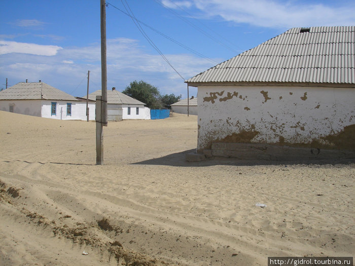 Когда-то здесь были  улицы, а сейчас песок. Кызылординская область, Казахстан
