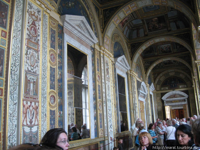 Лоджии Рафаэля в Эрмитаже — копия знаменитой галереи, cооруженной в начале 16 века в Ватикане по проекту архитектора Д. Браманте, была создана по желанию императрицы Екатерины II