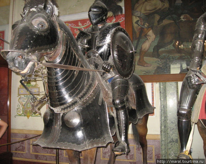 В центре зала выставлены фигуры рыцарей в доспехах XVI века на конях, покрытых броней. Эта кавалькада воссоздает облик готового к бою рыцарского войска